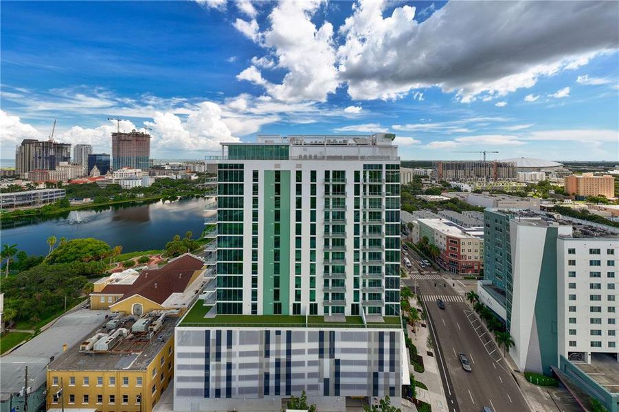Condo located in St. Petersburg, FL showcasing its design and architecture (Image 34).