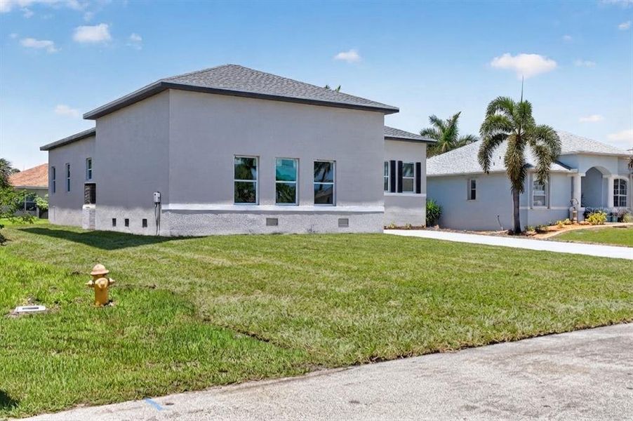 Exterior details and patio area of a home in , Port Charlotte (Image 3).