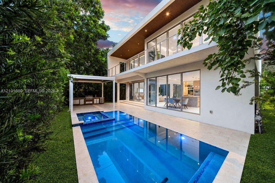 Exterior details and patio area of a home in , Miami (Image 28).