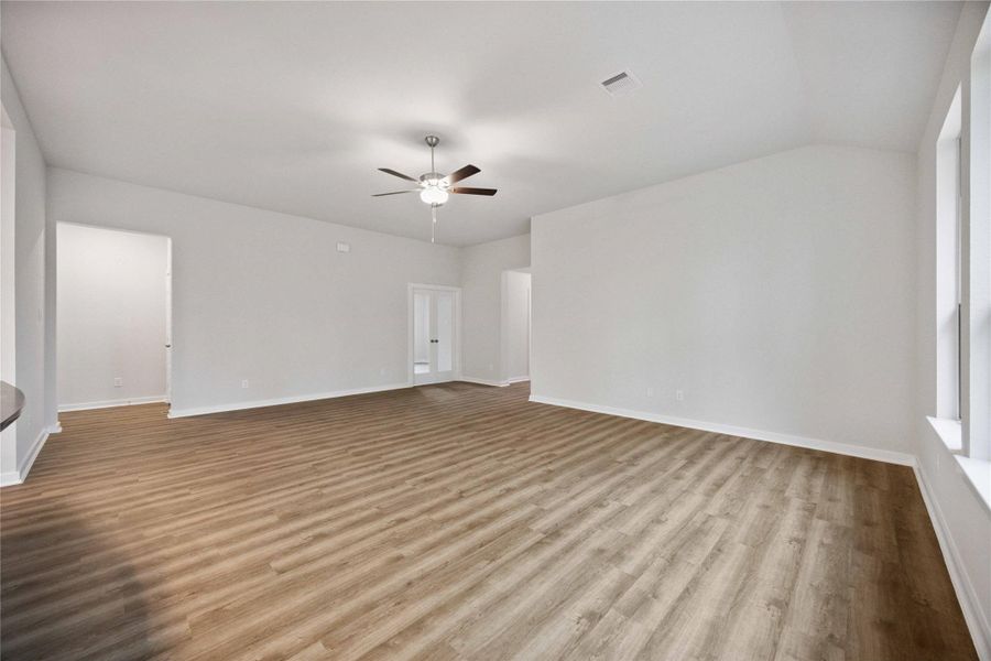 Spacious, unfurnished interior of a new home in Deer Pines, Conroe (Image 15).