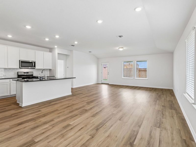 Spacious, unfurnished interior of a new home in Riverbend at Double Eagle - Reserve Collection, Cedar Creek (Image 9).