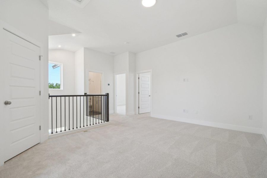 Spacious, unfurnished interior of a new home in Persimmon, Buda (Image 28).