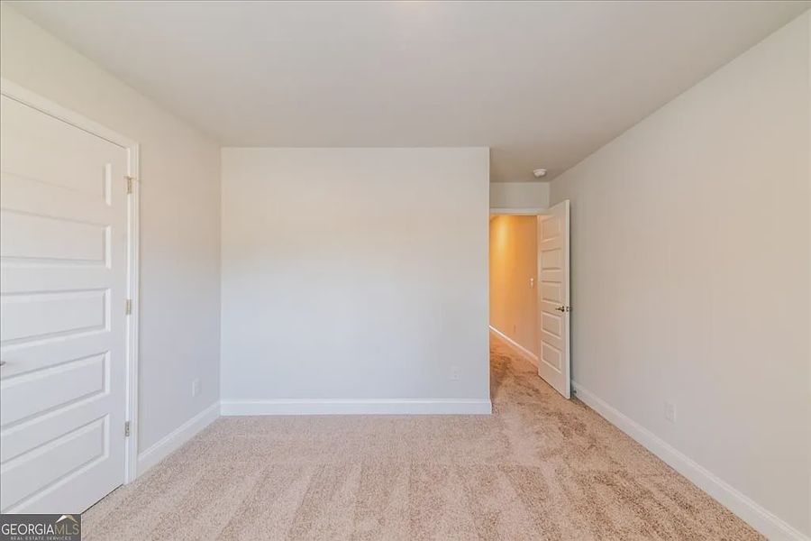 Spacious, unfurnished interior of a new home in Oakview Estates, Macon (Image 31).