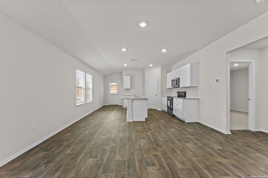 Spacious, unfurnished interior of a new home in Laurel Vistas, San Antonio (Image 20).
