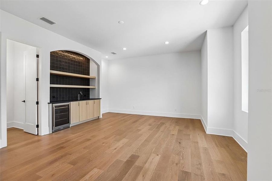 Spacious, unfurnished interior of a new home in , Tampa (Image 22).