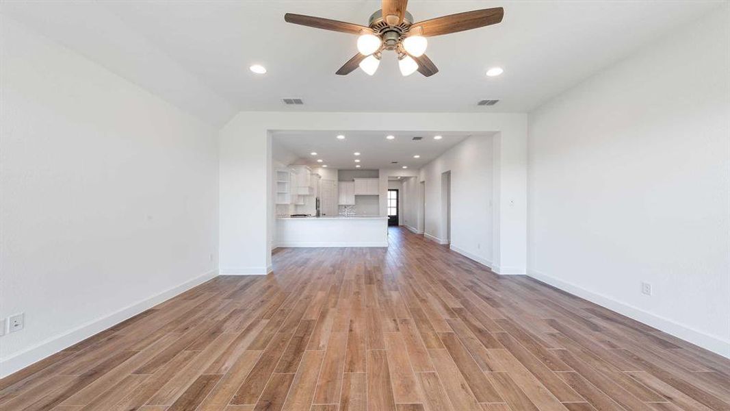 Spacious, unfurnished interior of a new home in Devonshire - Reserve 45', Forney (Image 16). Spacious, unfurnished interior of a new home in Devonshire - Reserve 45', Forney (Image 16).
