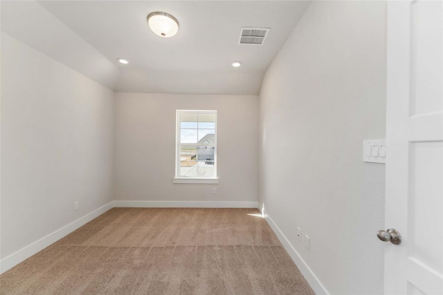 Spacious, unfurnished interior of a new home in Valencia, Manvel (Image 32).