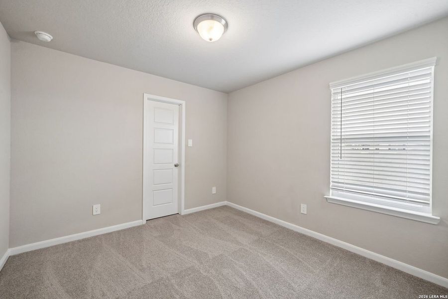 Spacious, unfurnished interior of a new home in Thomas Pond, San Antonio (Image 40).