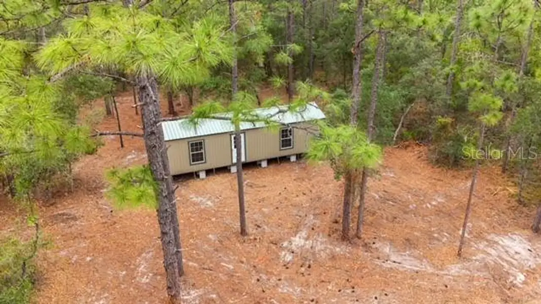 Exterior details and patio area of a home in , Dunnellon (Image 5).