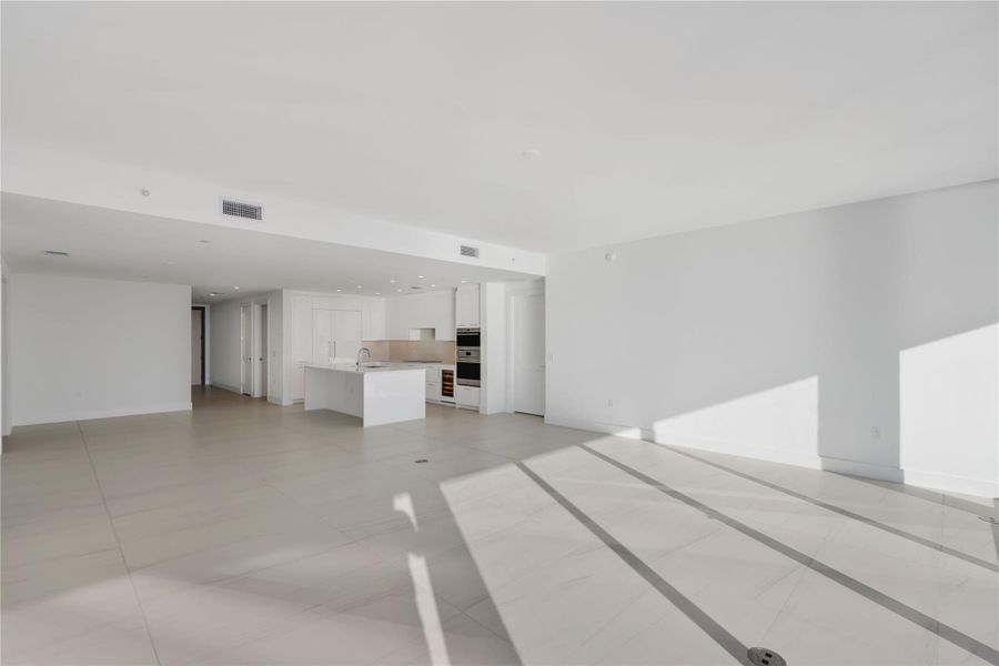 Spacious, unfurnished interior of a new home in , Fort Lauderdale (Image 36).