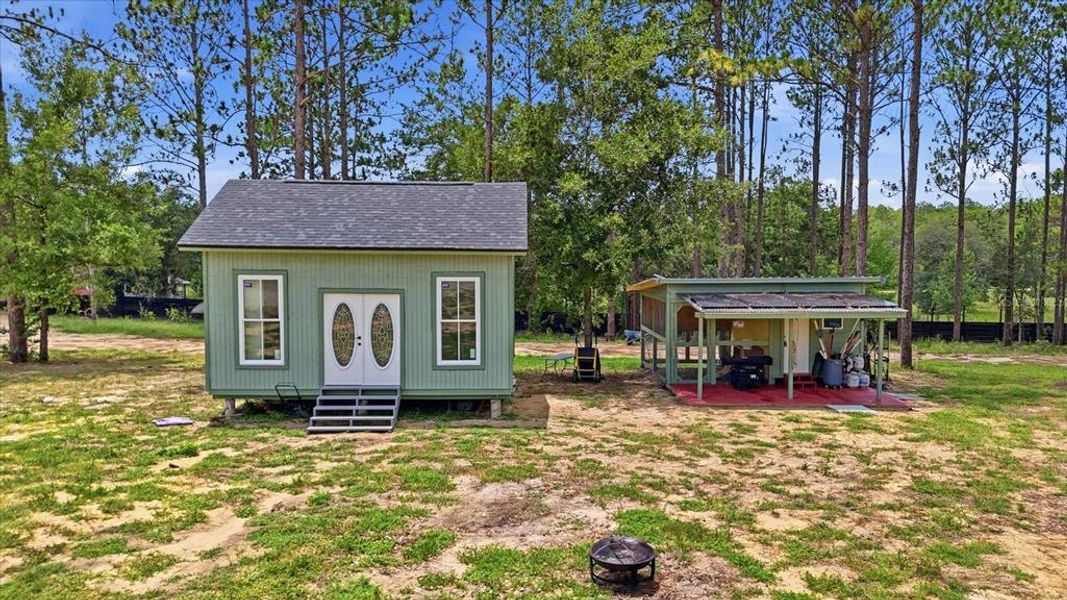 Exterior details and patio area of a home in , Dunnellon (Image 29).