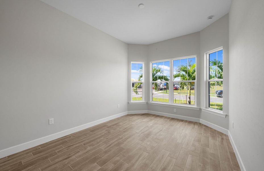 Spacious, unfurnished interior of a new home in Del Webb Oak Creek, North Fort Myers (Image 29).