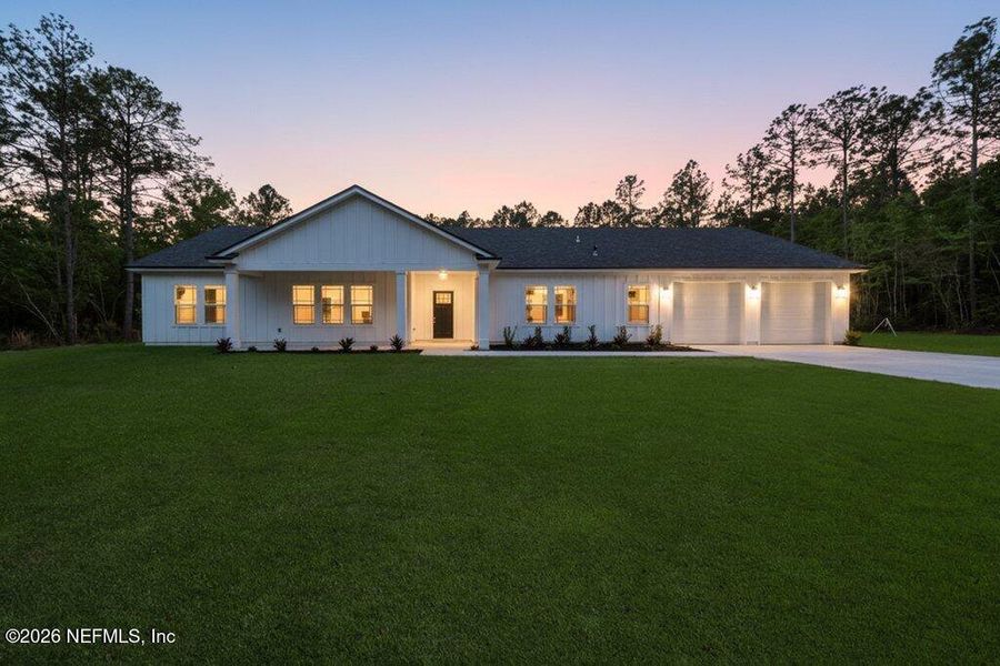 Exterior details and patio area of a home in , Macclenny (Image 19).
