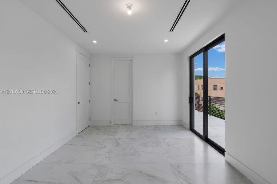 Spacious, unfurnished interior of a new home in , Miami (Image 23).