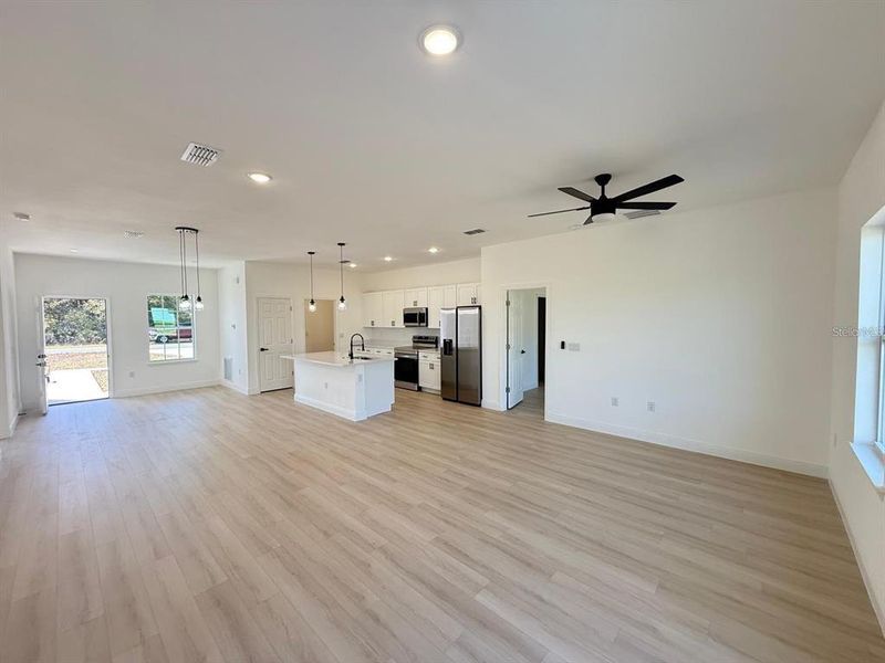 Spacious, unfurnished interior of a new home in , Ocala (Image 11).