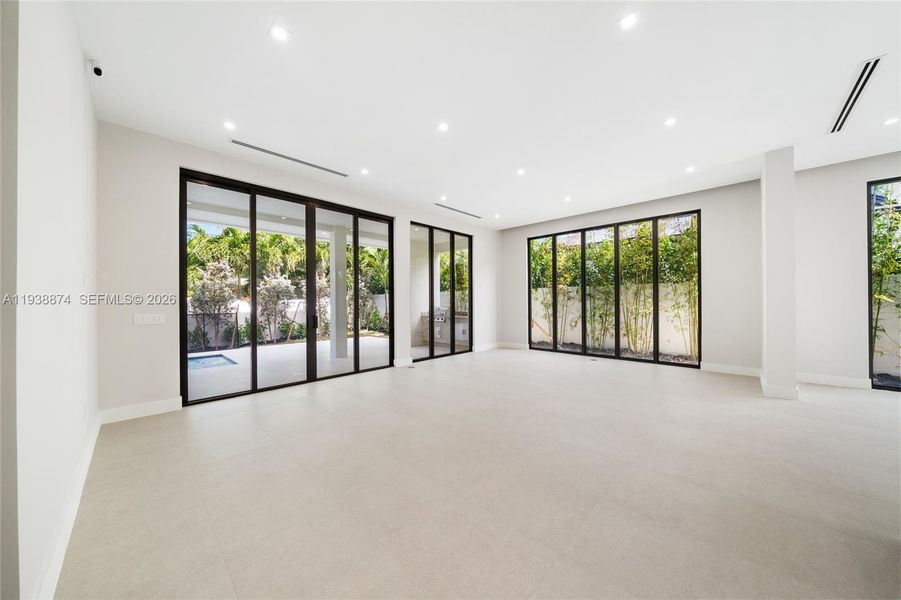 Spacious, unfurnished interior of a new home in , Fort Lauderdale (Image 36).