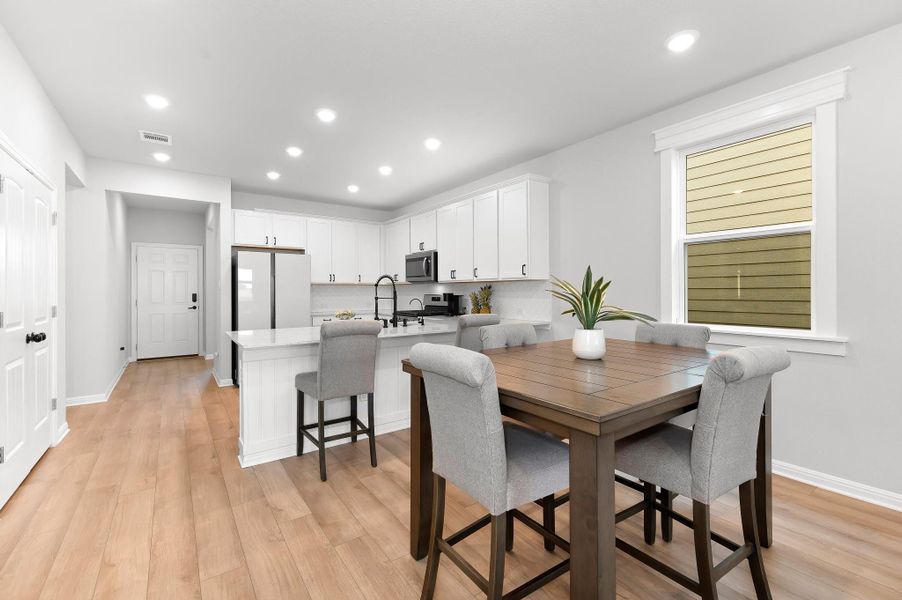 Great dining space convenient to the kitchen Great dining space convenient to the kitchen