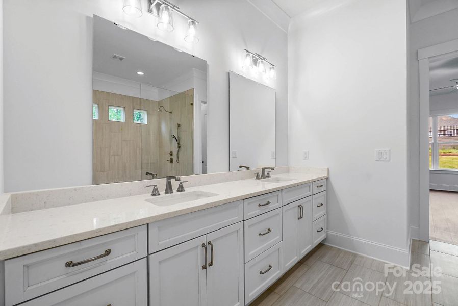 Primary suite located on the main floor Primary suite located on the main floor