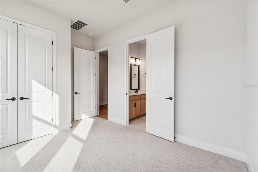 Spacious, unfurnished interior of a new home in Chapel Crossings, Wesley Chapel (Image 17).