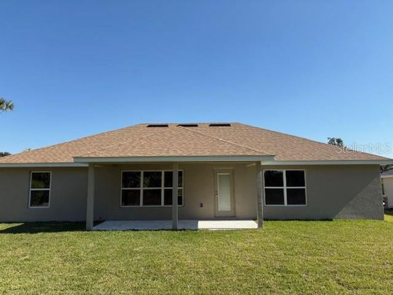 Exterior details and patio area of a home in Juliette Falls, Dunnellon (Image 10).