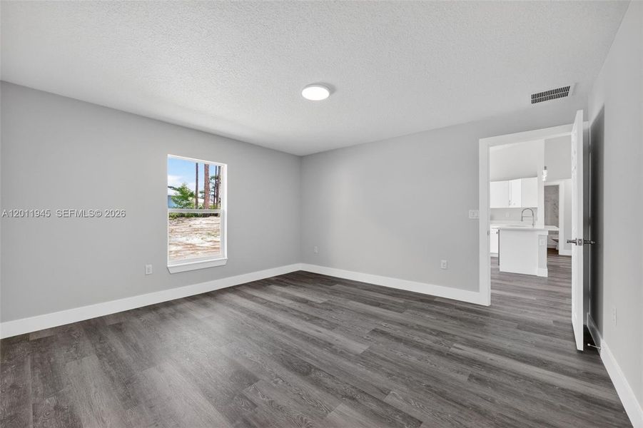 Spacious, unfurnished interior of a new home in , Ocala (Image 20).