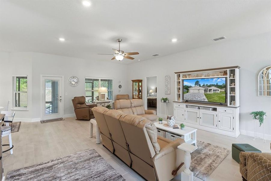 Furnished interior view inside a new home in , Dunnellon (Image 27).