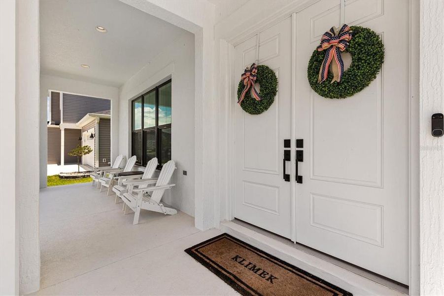 Exterior details and patio area of a home in , Okahumpka (Image 3).