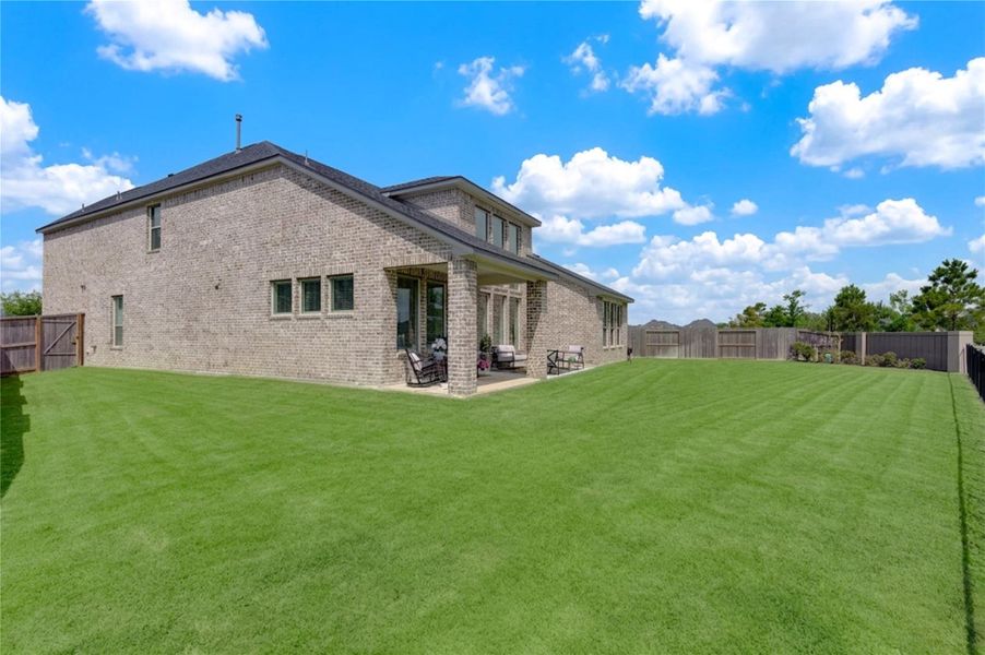 Exterior details and patio area of a home in Cross Creek West, Fulshear (Image 24).
