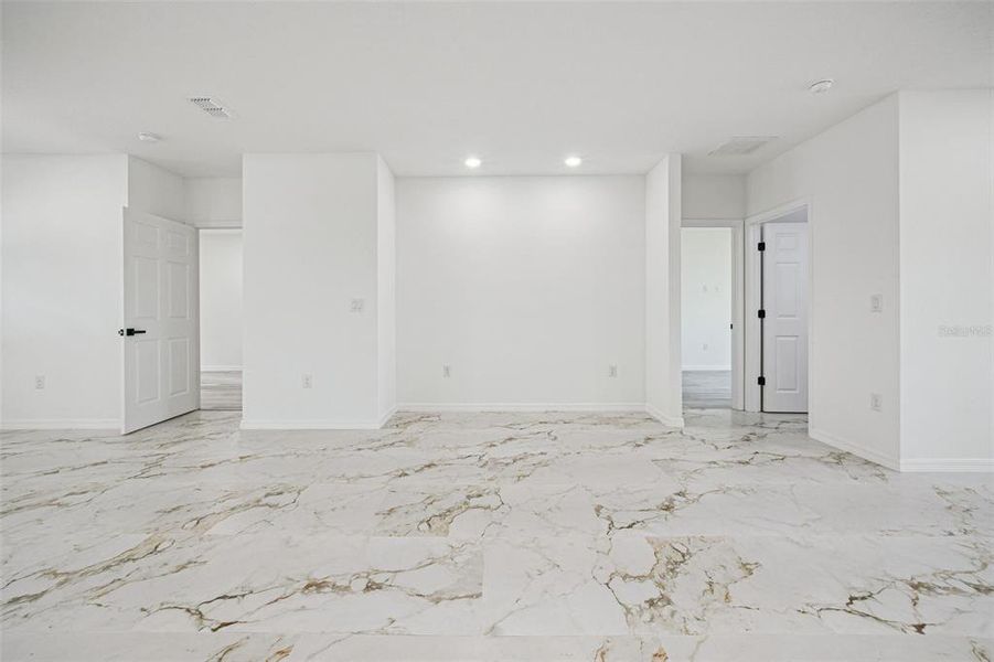 Spacious, unfurnished interior of a new home in , Citrus Springs (Image 27).