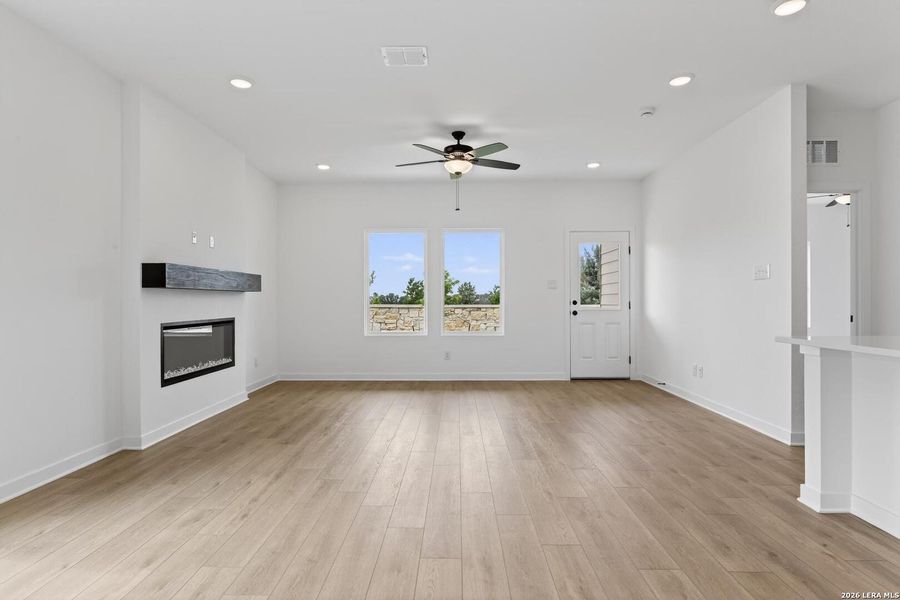 Spacious, unfurnished interior of a new home in Hennersby Hollow, San Antonio (Image 15).