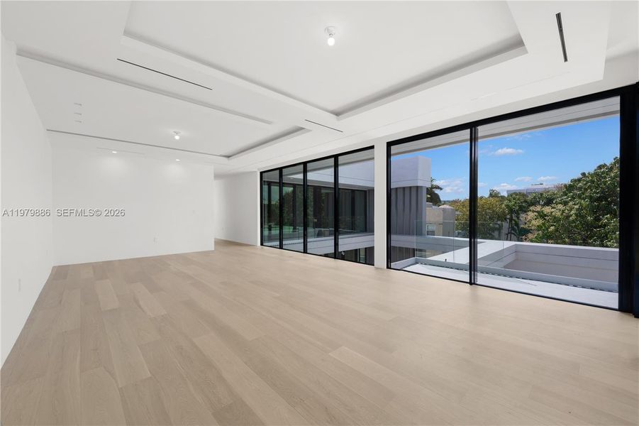 Spacious, unfurnished interior of a new home in , Miami Beach (Image 36).