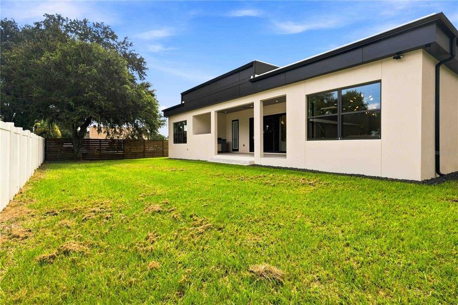 Exterior details and patio area of a home in , Plant City (Image 3).