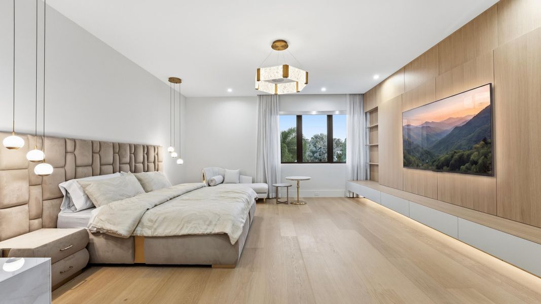 MASTER BEDROOM UPSTAIRS