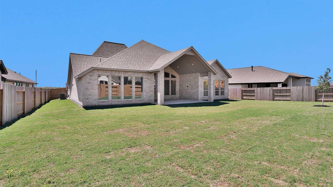 Exterior details and patio area of a home in Valencia, Manvel (Image 3).
