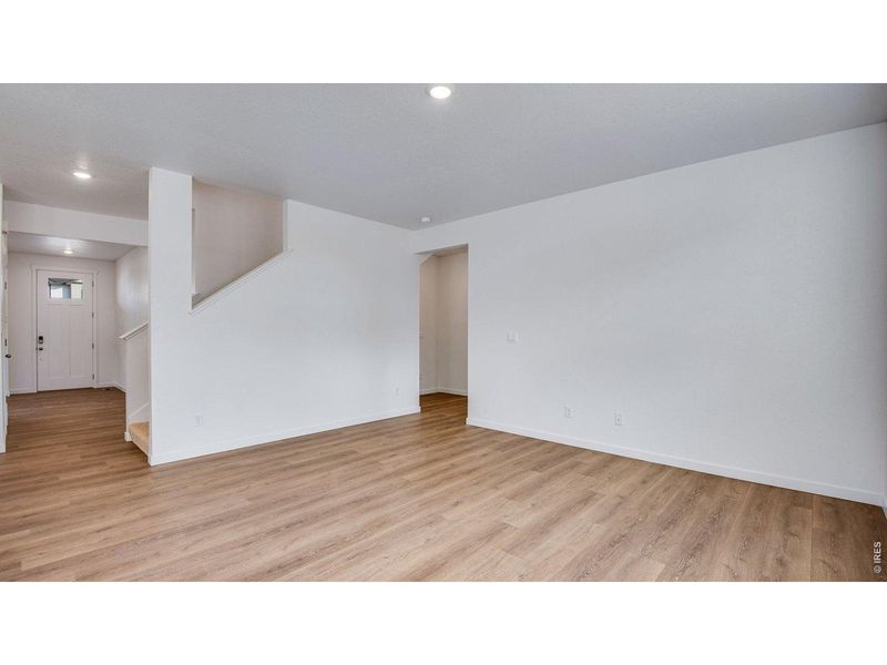 Spacious, unfurnished interior of a new home in Lakeside Canyon, Mead (Image 40). Spacious, unfurnished interior of a new home in Lakeside Canyon, Mead (Image 40).