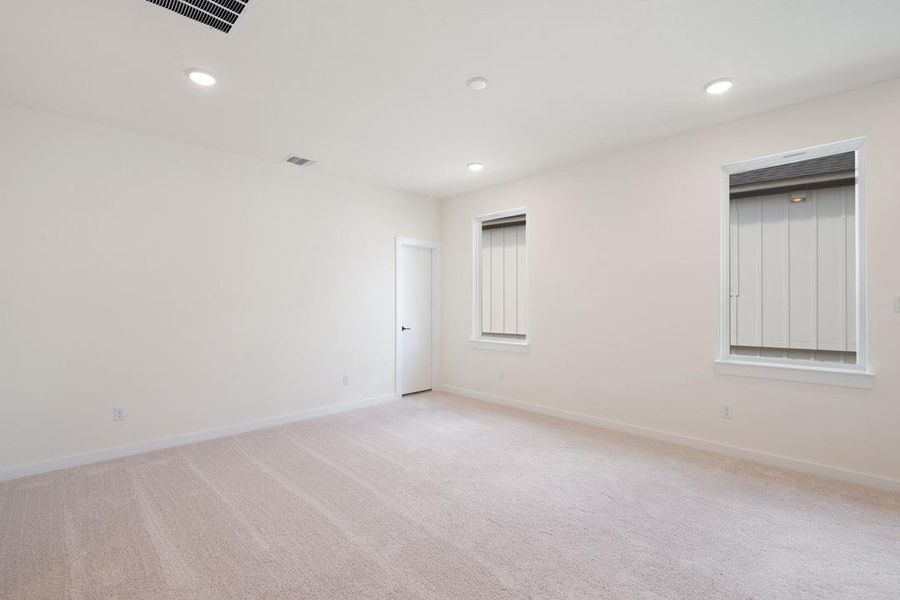 Spacious, unfurnished interior of a new home in Heritage, Dripping Springs (Image 34).