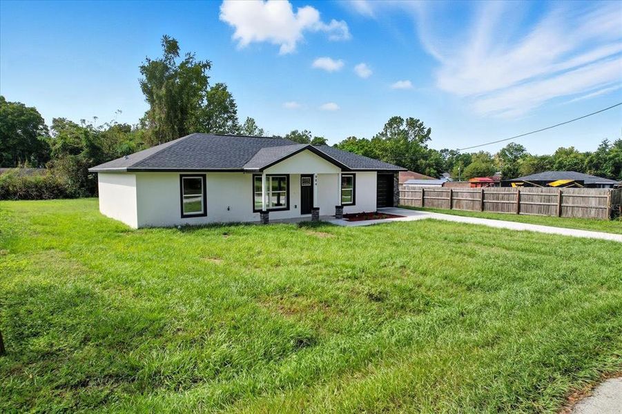 Exterior details and patio area of a home in , Dunnellon (Image 23).