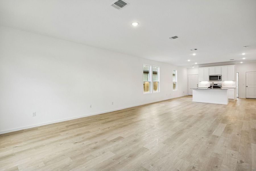Spacious, unfurnished interior of a new home in Stokesbury, Waller (Image 23).