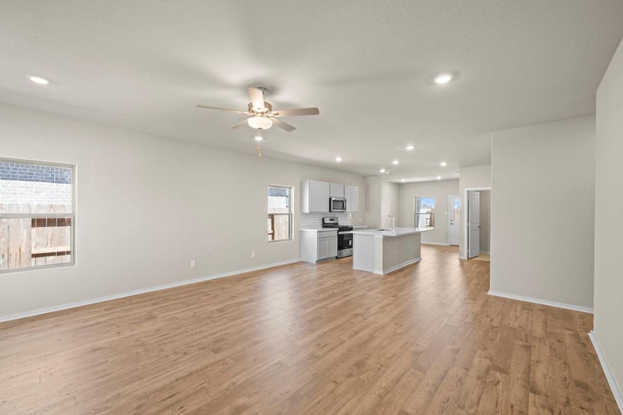 Spacious, unfurnished interior of a new home in Creekhaven, Rosharon (Image 22).