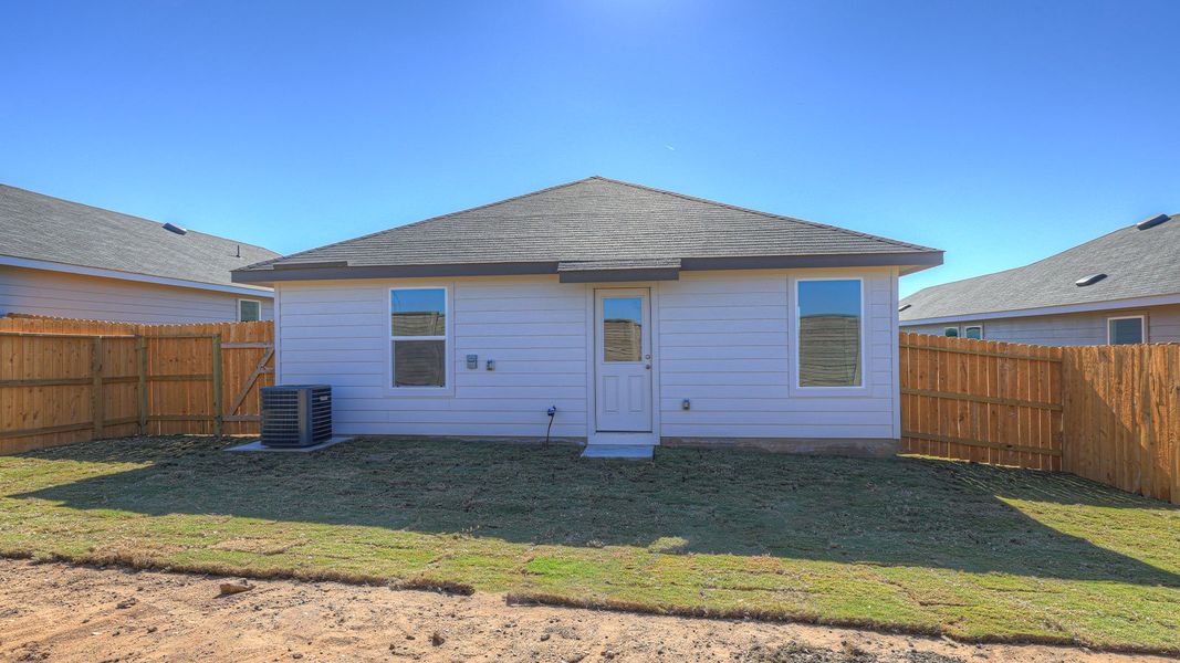 Representative exterior details of a home built from the The Barton by D.R. Horton in Ladera, Luling (Image 4).