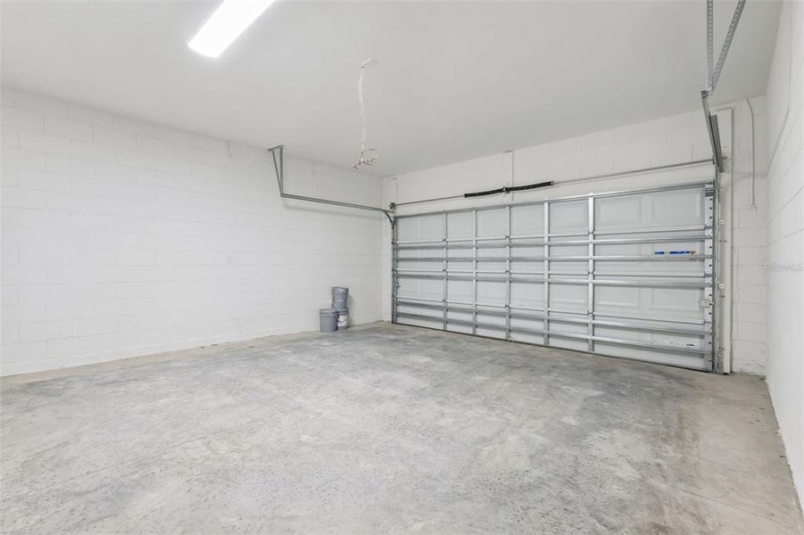 Spacious, unfurnished interior of a new home in Grand Isle, Grand Island (Image 9).