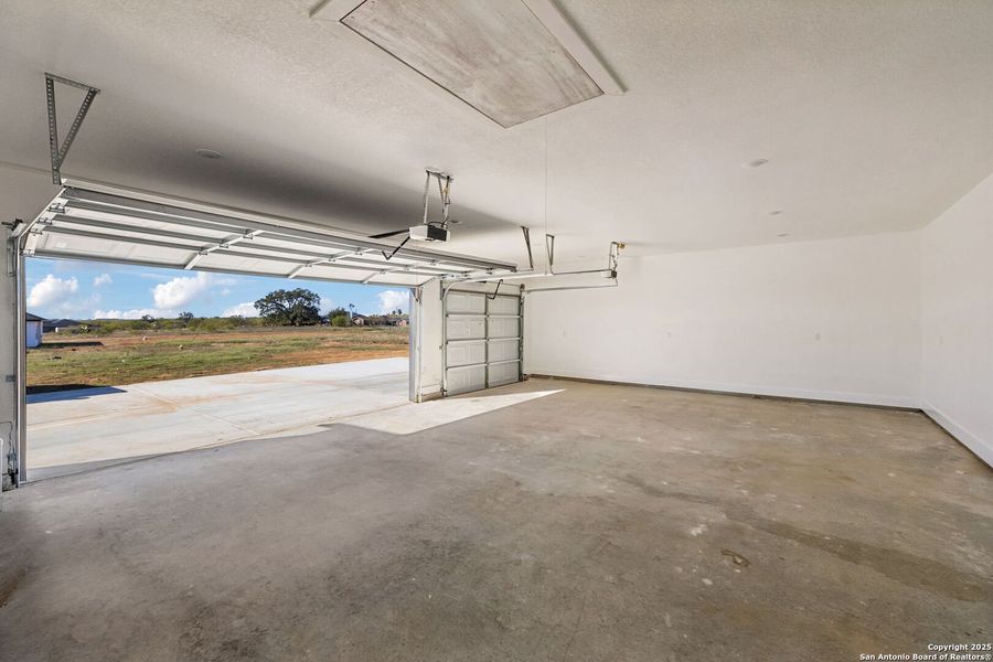 Spacious, unfurnished interior of a new home in , Floresville (Image 22).