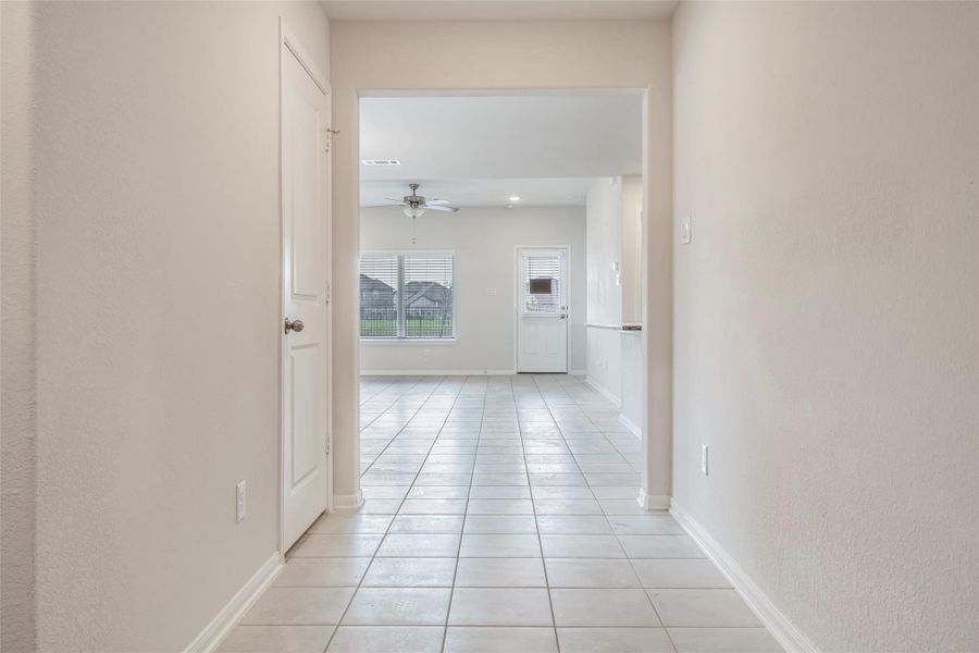 Spacious, unfurnished interior of a new home in Sunterra, Katy (Image 26).