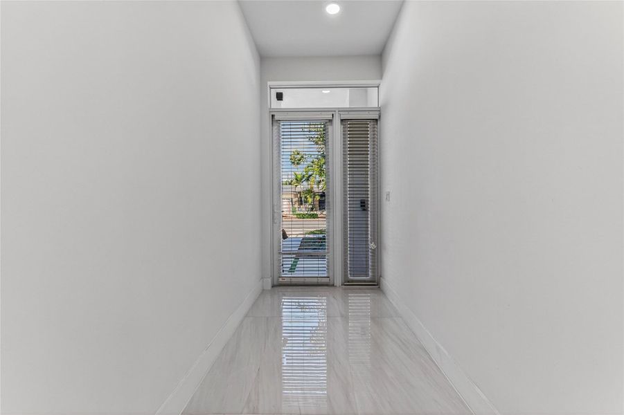Spacious, unfurnished interior of a new home in , Fort Lauderdale (Image 46).