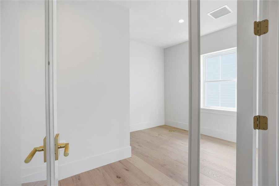 Spacious, unfurnished interior of a new home in , Winter Garden (Image 40).