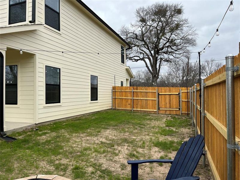 Exterior details and patio area of a home in , Corsicana (Image 28).