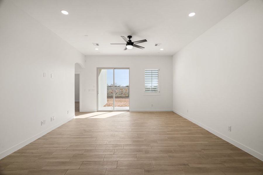 Spacious, unfurnished interior of a new home in Tierra Del Este 91, El Paso (Image 22).