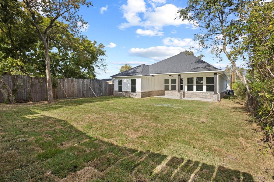 Exterior details and patio area of a home in , Nederland (Image 4).