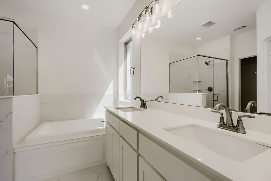 826 Stone Grove - Primary Bathroom 826 Stone Grove - Primary Bathroom