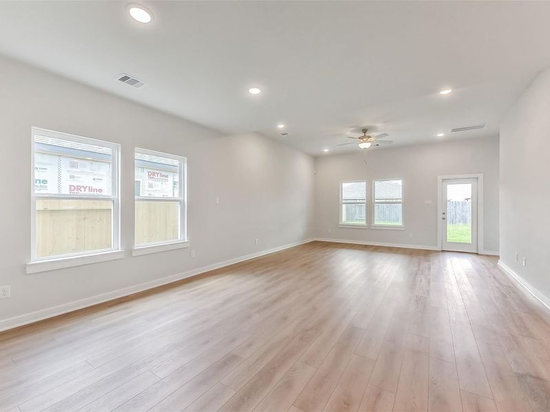 Spacious, unfurnished interior of a new home in River Ranch Meadows, Dayton (Image 20).